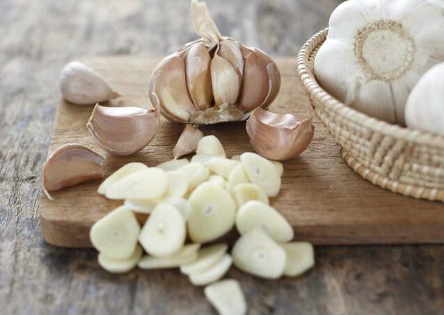 Garlic for the preparation of rubbing, effective in the treatment of knee joint arthrosis